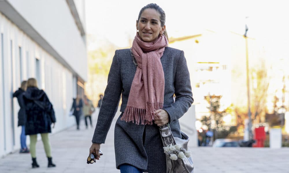 Alejandra Martos Figueroa, hija del cantante español Raphael, a su llegada al hospital 12 de Octubre en Madrid donde continúa ingresado su padre, este viernes. EFE/ Daniel González