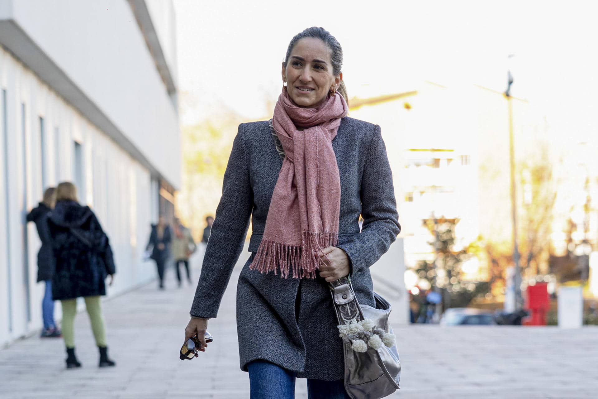 Alejandra Martos Figueroa, hija del cantante español Raphael, a su llegada al hospital 12 de Octubre en Madrid donde continúa ingresado su padre, este viernes. EFE/ Daniel González