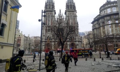 Equipos de emergencia trabajan frente a la catedral católica de San Nicolás de Kiev tras los ataques rusos. El ejército ruso destruyó este viernes cuatro baterías antiaéreas Patriot en el ataque combinado contra Kiev que siguió a las amenazas vertidas el jueves por el presidente ruso, Vladímir Putin, de que apuntaría con sus misiles contra la capital ucraniana. EFE/ Marcel Gascón