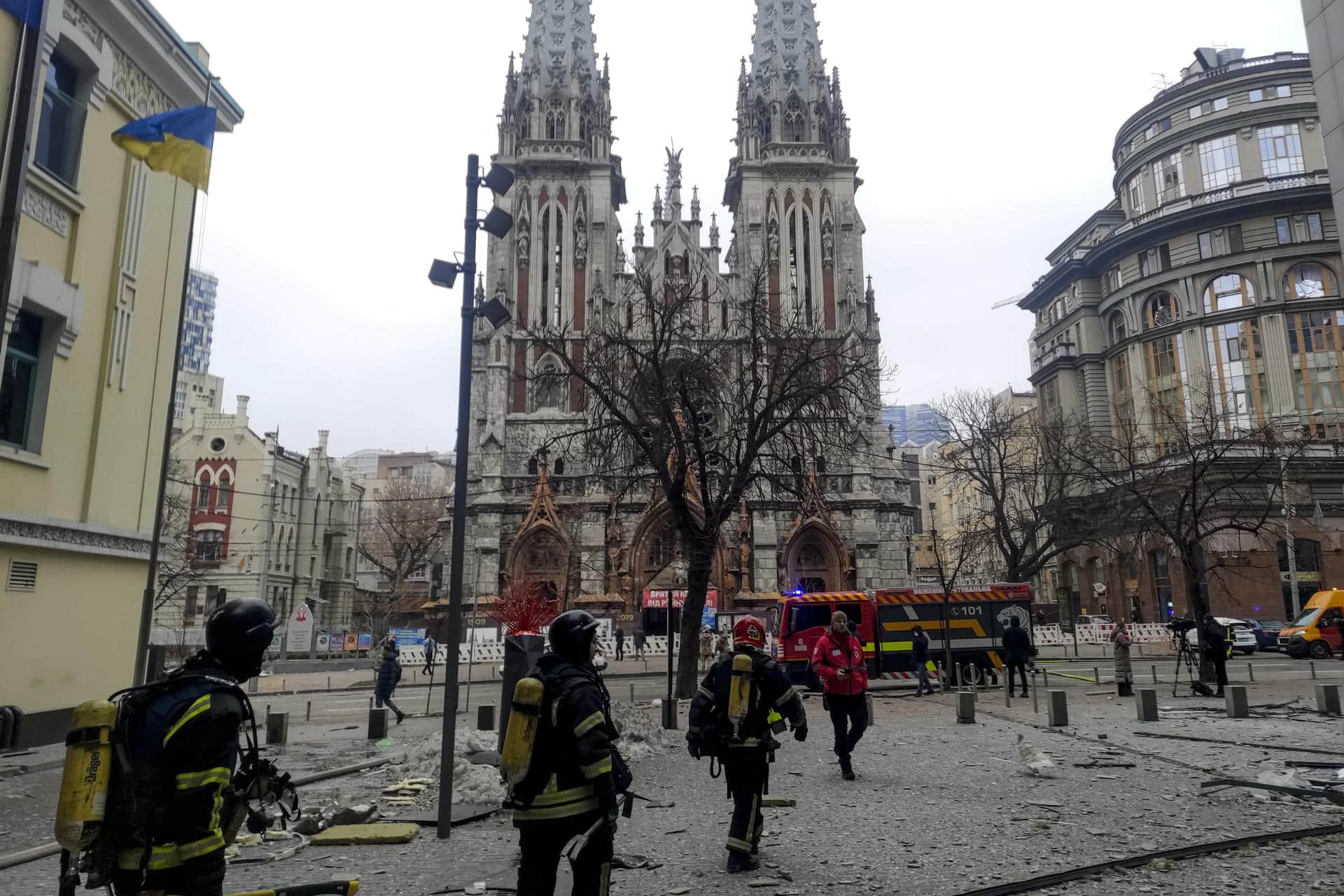 Equipos de emergencia trabajan frente a la catedral católica de San Nicolás de Kiev tras los ataques rusos. El ejército ruso destruyó este viernes cuatro baterías antiaéreas Patriot en el ataque combinado contra Kiev que siguió a las amenazas vertidas el jueves por el presidente ruso, Vladímir Putin, de que apuntaría con sus misiles contra la capital ucraniana. EFE/ Marcel Gascón