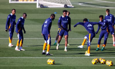 Los defensas del Real Madrid David Alaba (i) y Ferland Mendy (2i) participan en el entrenamiento del equipo este sábado en Valdebebas. EFE/ Javier Lizón