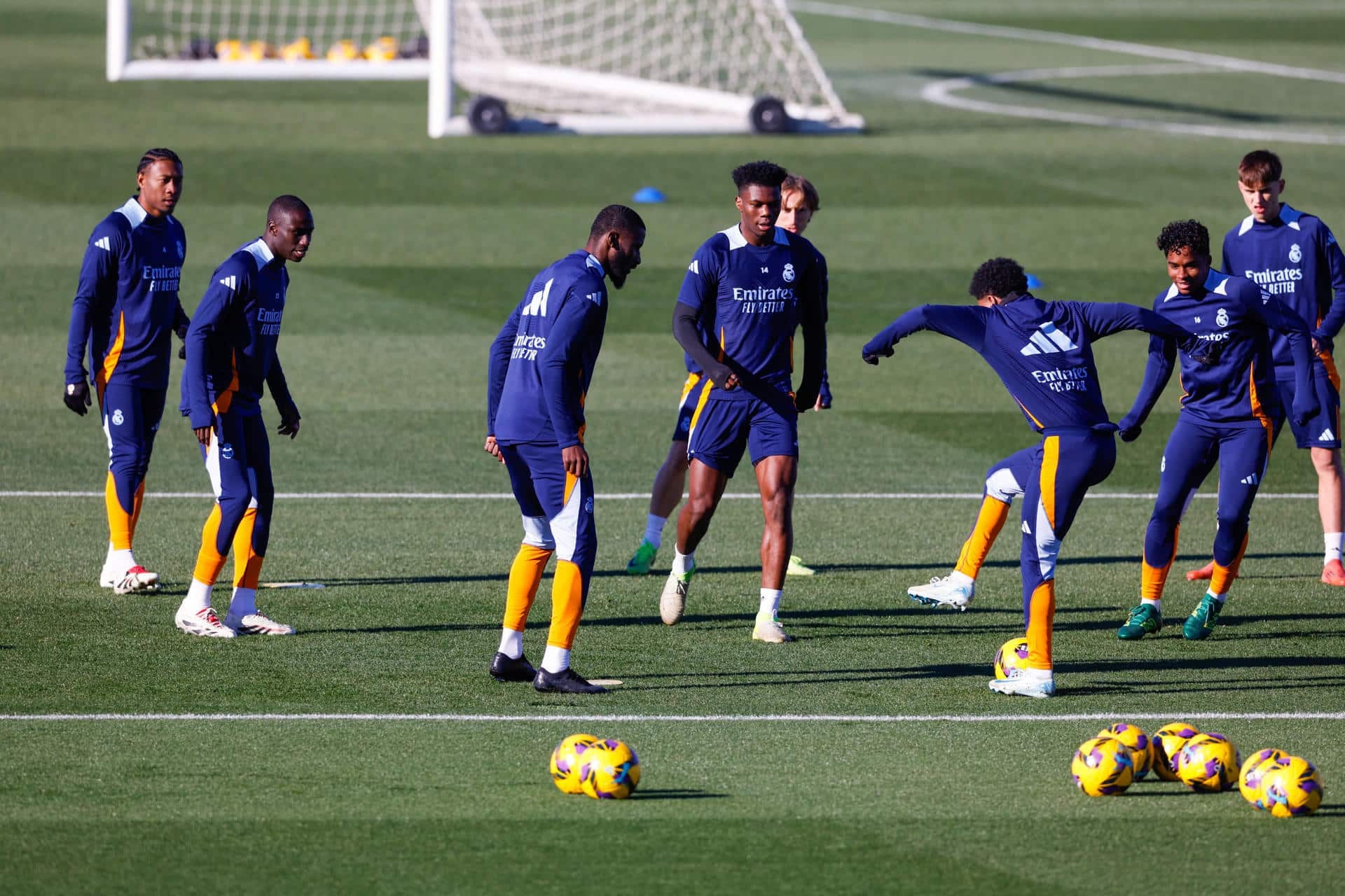 Los defensas del Real Madrid David Alaba (i) y Ferland Mendy (2i) participan en el entrenamiento del equipo este sábado en Valdebebas. EFE/ Javier Lizón