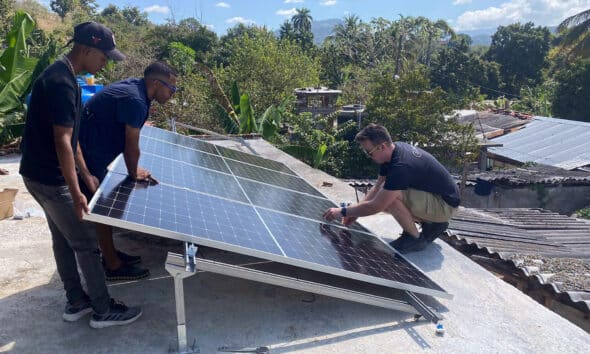 Fotografía cedida sin fecha por la Mipyme Captura, de trabajadores realizando labores de montaje de paneles solares, en La Habana (Cuba). EFE/ Captura