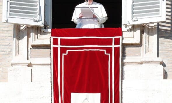 El papa Francisco este jueves en el balcón de sus habitaciones a la Plaza de San Pedro. EFE/EPA/GIUSEPPE LAMI