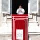 El papa Francisco este jueves en el balcón de sus habitaciones a la Plaza de San Pedro. EFE/EPA/GIUSEPPE LAMI