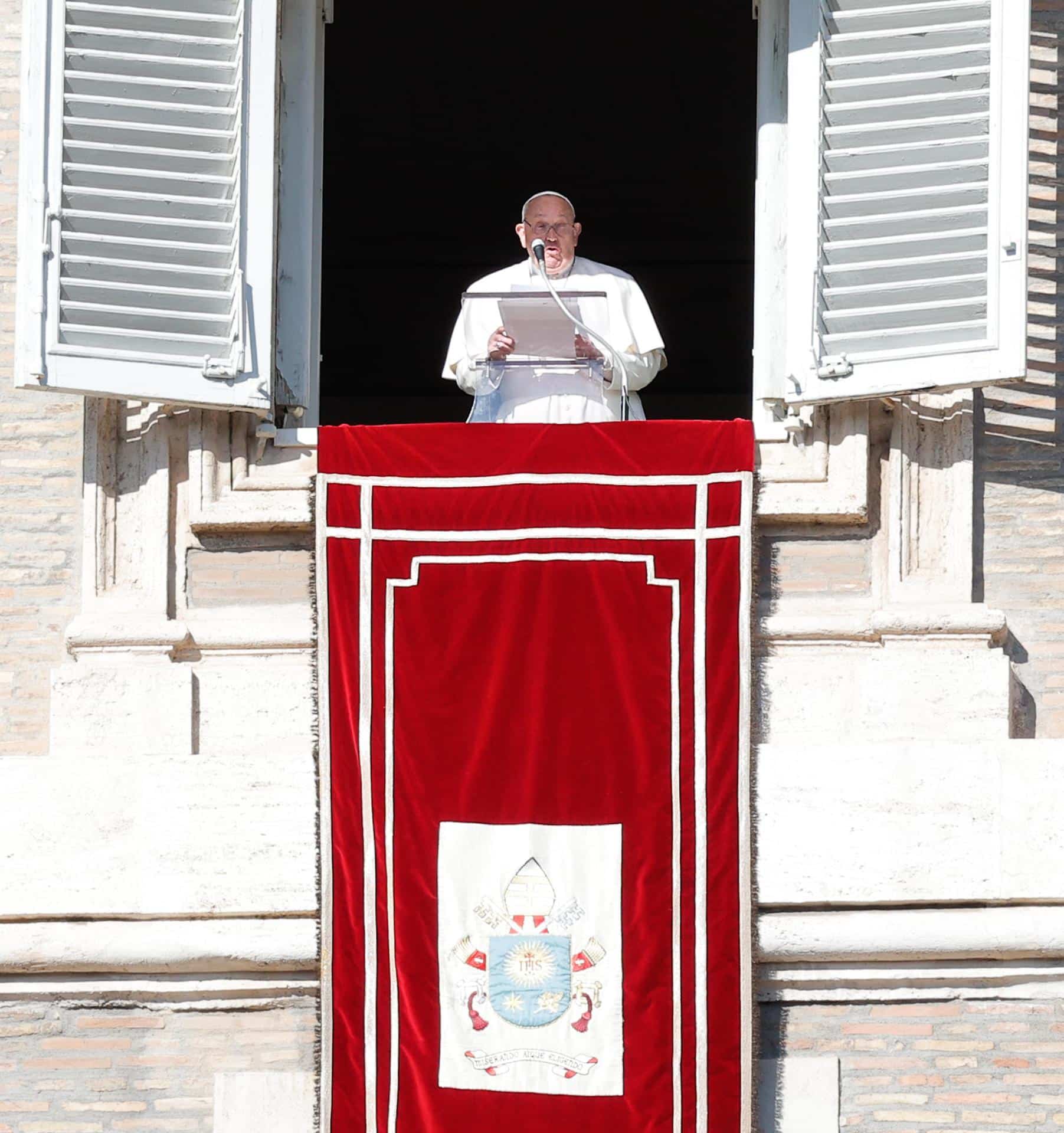 El papa Francisco este jueves en el balcón de sus habitaciones a la Plaza de San Pedro. EFE/EPA/GIUSEPPE LAMI