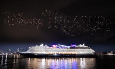 Fotografía cedida por Disney donde se muestra su nuevo crucero, Disney Treasure, durante una la celebración de su bautismo en el río Hudson en la ciudad de Nueva York (Estados Unidos). EFE/ Cortesía