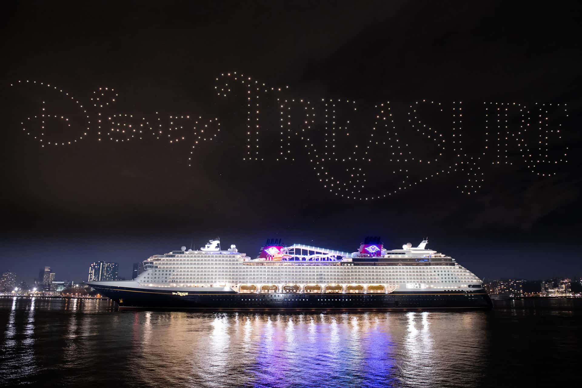 Fotografía cedida por Disney donde se muestra su nuevo crucero, Disney Treasure, durante una la celebración de su bautismo en el río Hudson en la ciudad de Nueva York (Estados Unidos). EFE/ Cortesía