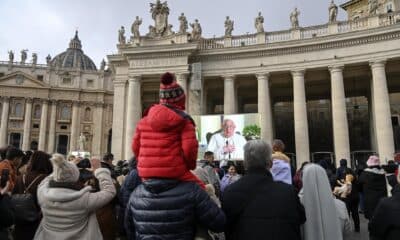 Feligreses siguen en la plaza de San Pedro el rezo del ángelus del papa Francisco. EFE/EPA/Riccardo Antimiani