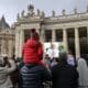 Feligreses siguen en la plaza de San Pedro el rezo del ángelus del papa Francisco. EFE/EPA/Riccardo Antimiani