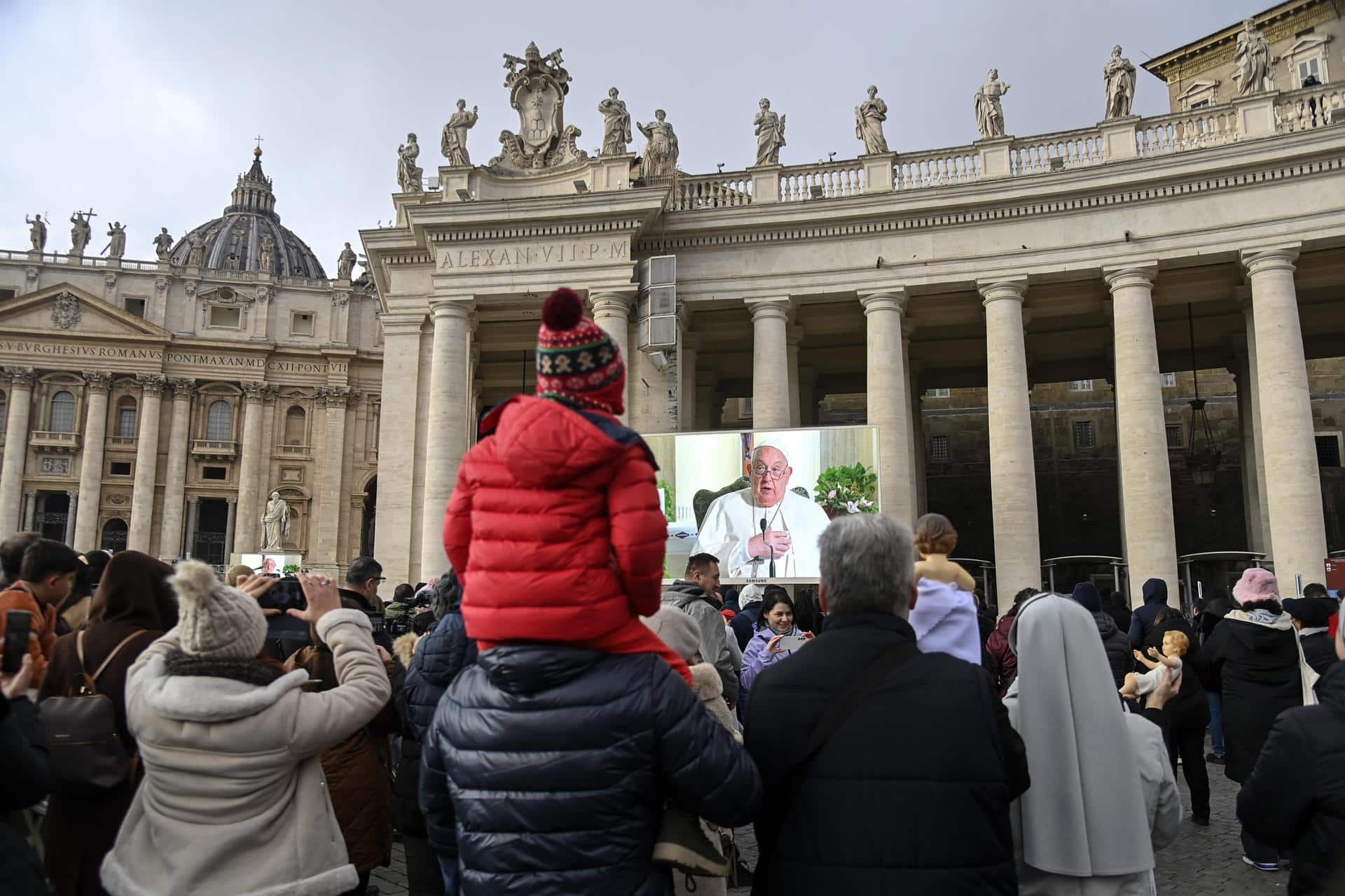 Feligreses siguen en la plaza de San Pedro el rezo del ángelus del papa Francisco. EFE/EPA/Riccardo Antimiani