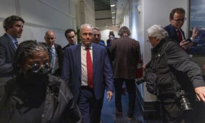 El líder de la mayoría de la Cámara de Representantes, Steve Scalise (C), sale de una reunión del grupo parlamentario republicano mientras continúa negociando un presupuesto suplementario para evitar el cierre del gobierno en el Capitolio de los Estados Unidos en Washington, DC, EE. UU., el 20 de diciembre de 2024.EFE/EPA/Shawn Thew