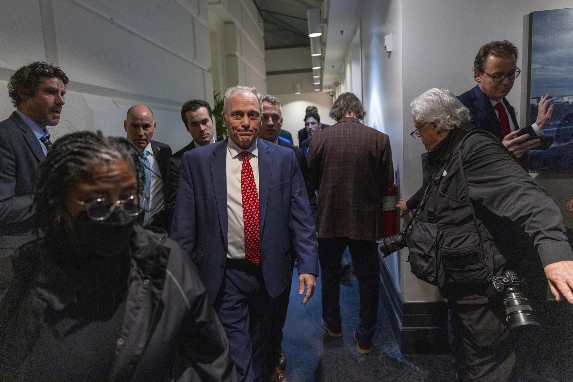 El líder de la mayoría de la Cámara de Representantes, Steve Scalise (C), sale de una reunión del grupo parlamentario republicano mientras continúa negociando un presupuesto suplementario para evitar el cierre del gobierno en el Capitolio de los Estados Unidos en Washington, DC, EE. UU., el 20 de diciembre de 2024.EFE/EPA/Shawn Thew