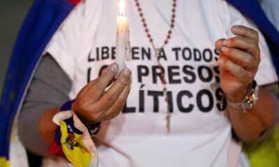 Fotografía de archivo de una mujer con una vela durante una vigilia por los que ellos denominan "presos políticos" en la Universidad Central de Venezuela (UCV). EFE/ Ronald Peña