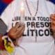 Fotografía de archivo de una mujer con una vela durante una vigilia por los que ellos denominan "presos políticos" en la Universidad Central de Venezuela (UCV). EFE/ Ronald Peña