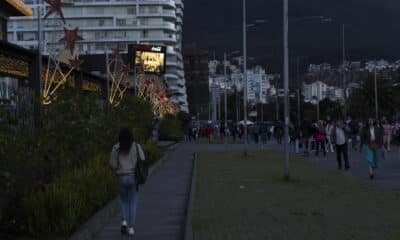 Personas caminan por una calle este viernes, en Quito (Ecuador). EFE/Gianna Benalcázar