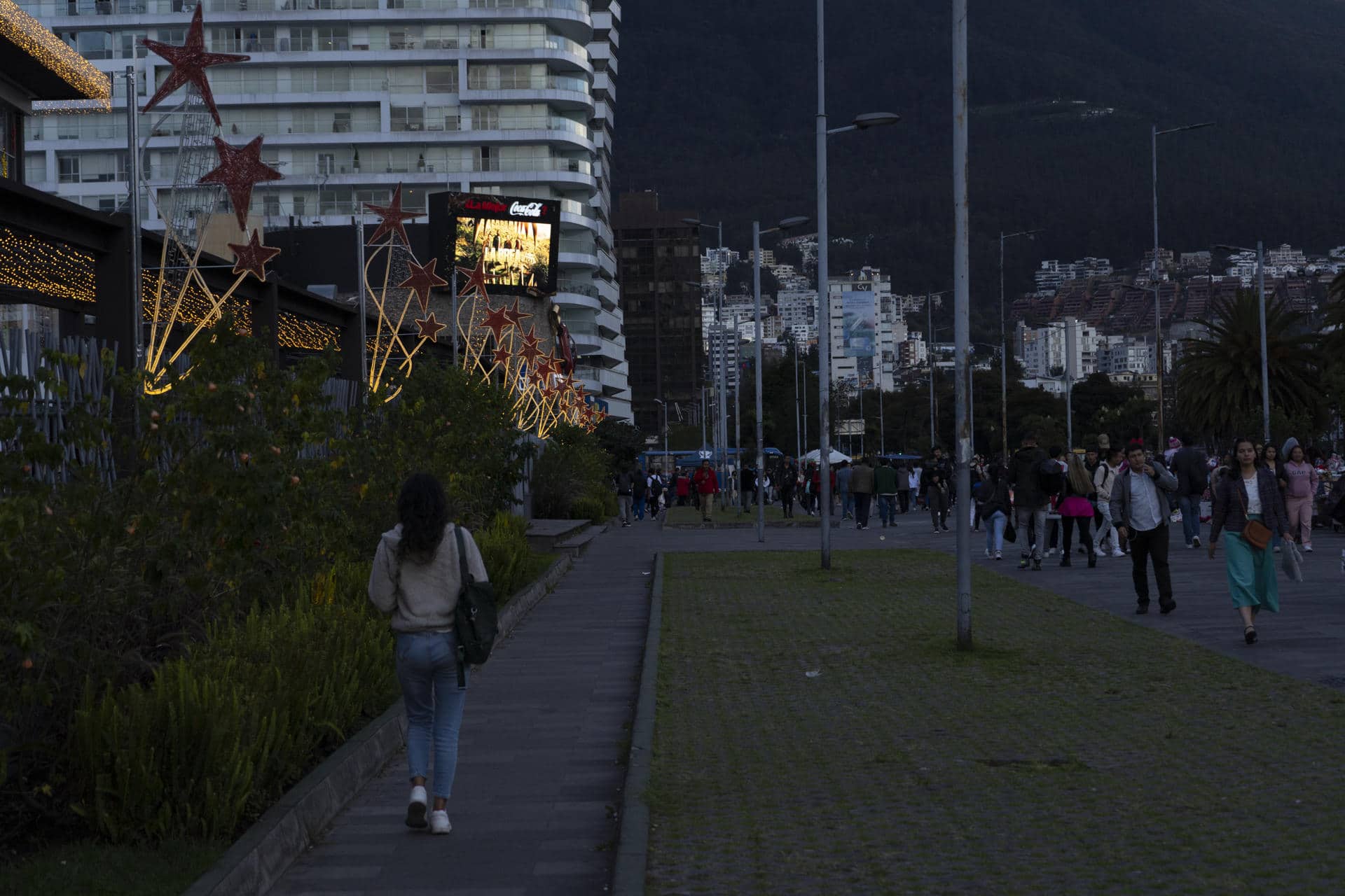 Personas caminan por una calle este viernes, en Quito (Ecuador). EFE/Gianna Benalcázar