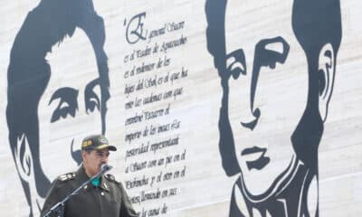 Fotografía cedida por Prensa Miraflores del presidente de Venezuela, Nicolás Maduro (i), hablando durante un acto con la Fuerza Armada Nacional Bolivariana (FANB), este sábado en Caracas. EFE/Prensa Miraflores