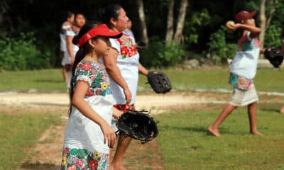 Jugadoras del equipo Diablillas Mestizas de Hondzonot, participan en un juego de sóftbol el 20 de diciembre de 2024, en la zona maya del municipio de Tulum, en Quintana Roo (México). EFE/ Lourdes Cruz