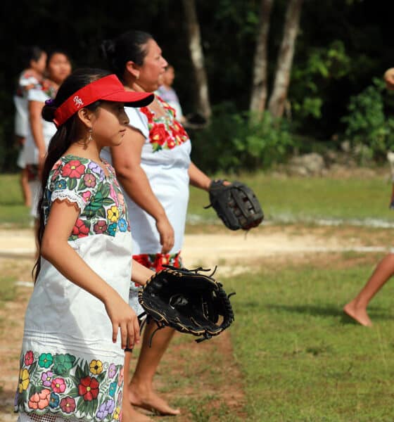 Jugadoras del equipo Diablillas Mestizas de Hondzonot, participan en un juego de sóftbol el 20 de diciembre de 2024, en la zona maya del municipio de Tulum, en Quintana Roo (México). EFE/ Lourdes Cruz