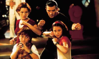 Fotograma cedido por Spyglass Media Group donde aparecen Carla Gugino como Ingrid Cortez, Antonio Banderas como Gregorio Cortez, y los niños Daryl Sabara como Juni Cortez, y Alexa PenaVega como Carmen Cortez, durante una escena de 'Spy Kids' (2021), una de las veinticinco películas que entran al Registro de Películas de la Biblioteca del Congreso de Estados Unidos. EFE/Spyglass Media Group /SOLO USO EDITORIAL /NO VENTAS /SOLO DISPONIBLE PARA ILUSTRAR LA NOTICIA QUE ACOMPAÑA /CRÉDITO OBLIGATORIO