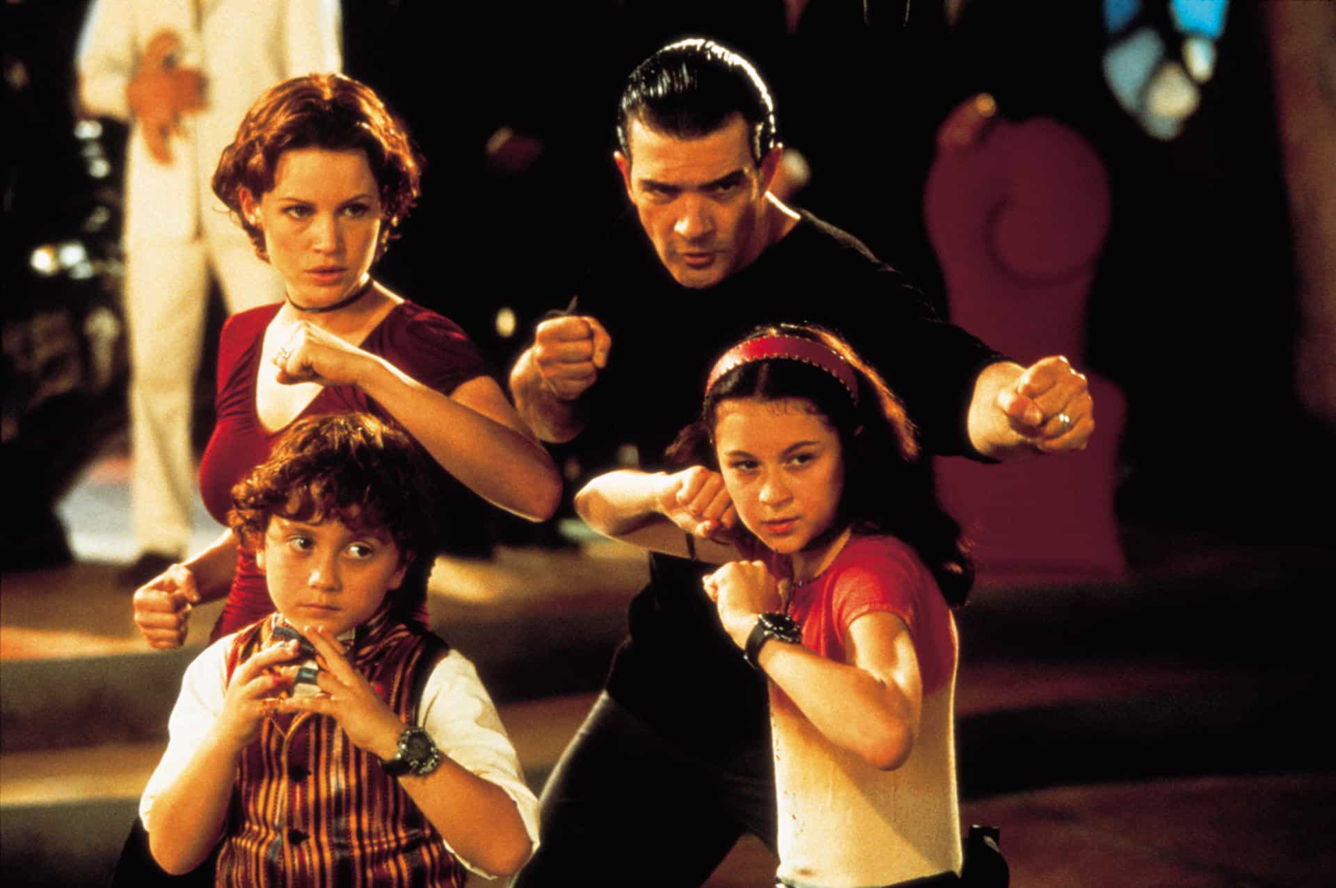 Fotograma cedido por Spyglass Media Group donde aparecen Carla Gugino como Ingrid Cortez, Antonio Banderas como Gregorio Cortez, y los niños Daryl Sabara como Juni Cortez, y Alexa PenaVega como Carmen Cortez, durante una escena de 'Spy Kids' (2021), una de las veinticinco películas que entran al Registro de Películas de la Biblioteca del Congreso de Estados Unidos. EFE/Spyglass Media Group /SOLO USO EDITORIAL /NO VENTAS /SOLO DISPONIBLE PARA ILUSTRAR LA NOTICIA QUE ACOMPAÑA /CRÉDITO OBLIGATORIO