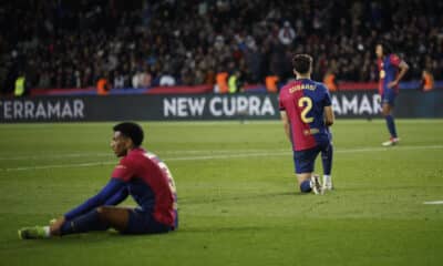 Los jugadores del FC Barcelona tras el partido de la jornada 18 de LaLiga entre el FC Barcelona y el Atlético de Madrid, este sábado en el estadio olímpico Lluis Companys. EFE/Alberto Estévez