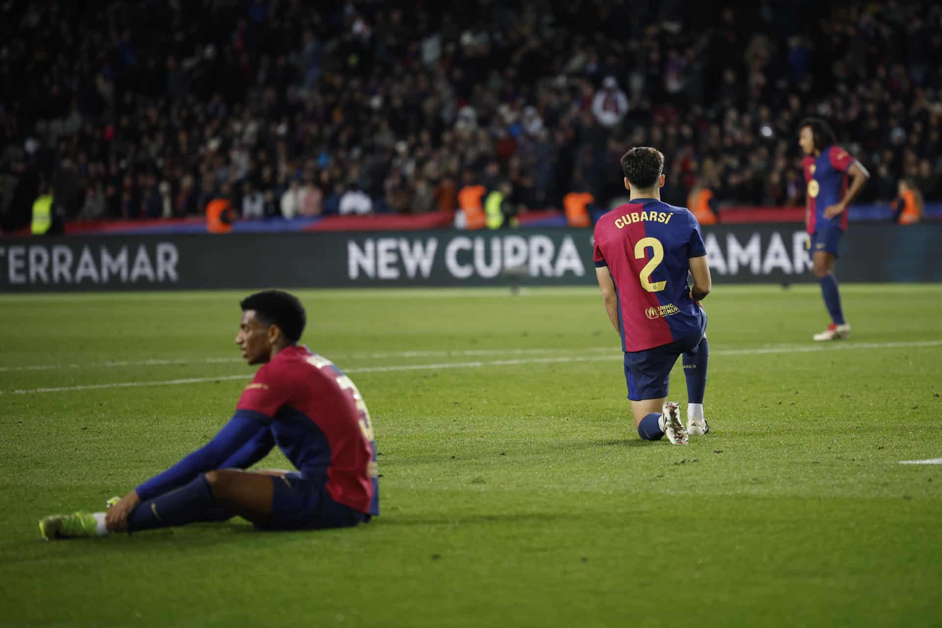 Los jugadores del FC Barcelona tras el partido de la jornada 18 de LaLiga entre el FC Barcelona y el Atlético de Madrid, este sábado en el estadio olímpico Lluis Companys. EFE/Alberto Estévez