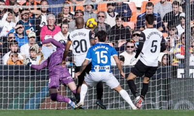 El delantero del Alavés Carlos Martín (c) marca el 0-1 durante el partido de LaLiga que enfrenta a su equipo contra el Valencia este domingo en el estadio de Mestalla en Valencia. EFE/ Kai Försterling