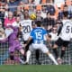 El delantero del Alavés Carlos Martín (c) marca el 0-1 durante el partido de LaLiga que enfrenta a su equipo contra el Valencia este domingo en el estadio de Mestalla en Valencia. EFE/ Kai Försterling