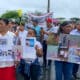 Familiares de los cuatro menores ecuatorianos desaparecidos sostienen carteles durante un plantón en los exteriores de la Fiscalía de Guayaquil este martes, en Guayaquil (Ecuador). EFE/ Cristina Bazán