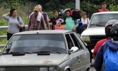 Foto de archivo de migrantes venezolanos que caminan por el puente Simón Bolívar, el 18 de julio de 2024, en Villa del Rosario (Colombia). EFE/ Mario Caicedo