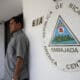 Fotografía de archivo del pasado 5 de mayo de 2024 de un guardia que vigila afuera de la sede de la embajada de Nicaragua en Panamá, donde se encuentra asilado el expresidente panameño Ricardo Martinelli, en Ciudad de Panamá (Panamá). EFE/ Bienvenido Velasco