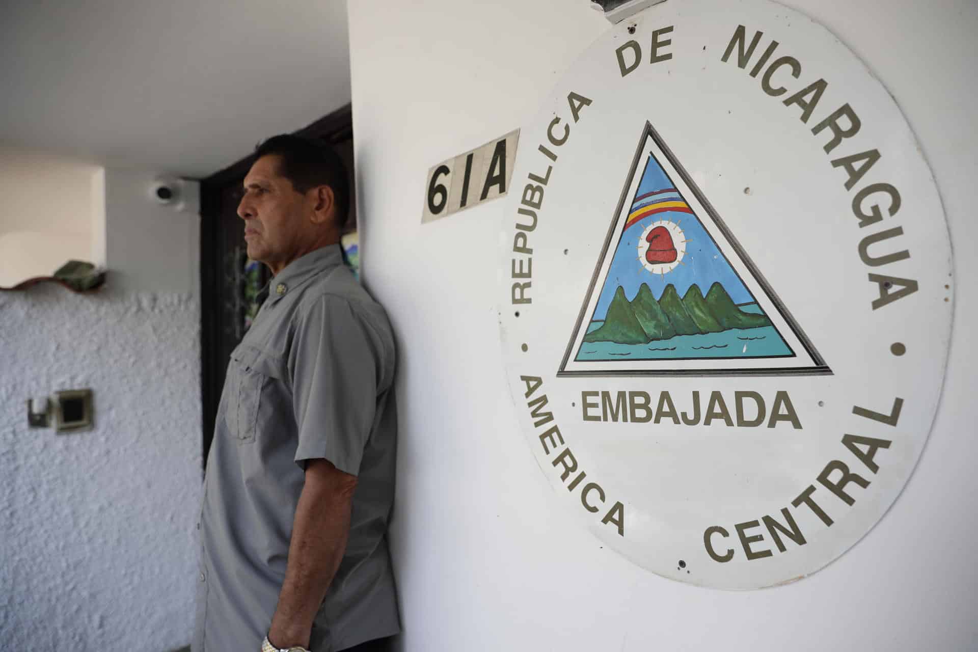 Fotografía de archivo del pasado 5 de mayo de 2024 de un guardia que vigila afuera de la sede de la embajada de Nicaragua en Panamá, donde se encuentra asilado el expresidente panameño Ricardo Martinelli, en Ciudad de Panamá (Panamá). EFE/ Bienvenido Velasco