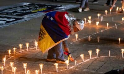 Una mujer enciende una vela durante una vigilia por los "presos políticos" en la Universidad Central de Venezuela (UCV) este martes, en Caracas (Venezuela). EFE/ Ronald Peña