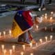 Una mujer enciende una vela durante una vigilia por los "presos políticos" en la Universidad Central de Venezuela (UCV) este martes, en Caracas (Venezuela). EFE/ Ronald Peña