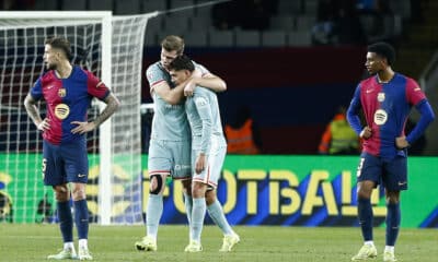 El delantero noruego del Atlético de Madrid Alexander Sørloth (2i) celebra con Nahuel Molina su gol durante el partido de la jornada 18 de LaLiga ante el FC Barcelona. EFE/Quique García