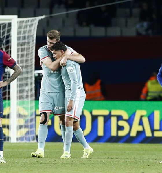 El delantero noruego del Atlético de Madrid Alexander Sørloth (2i) celebra con Nahuel Molina su gol durante el partido de la jornada 18 de LaLiga ante el FC Barcelona. EFE/Quique García