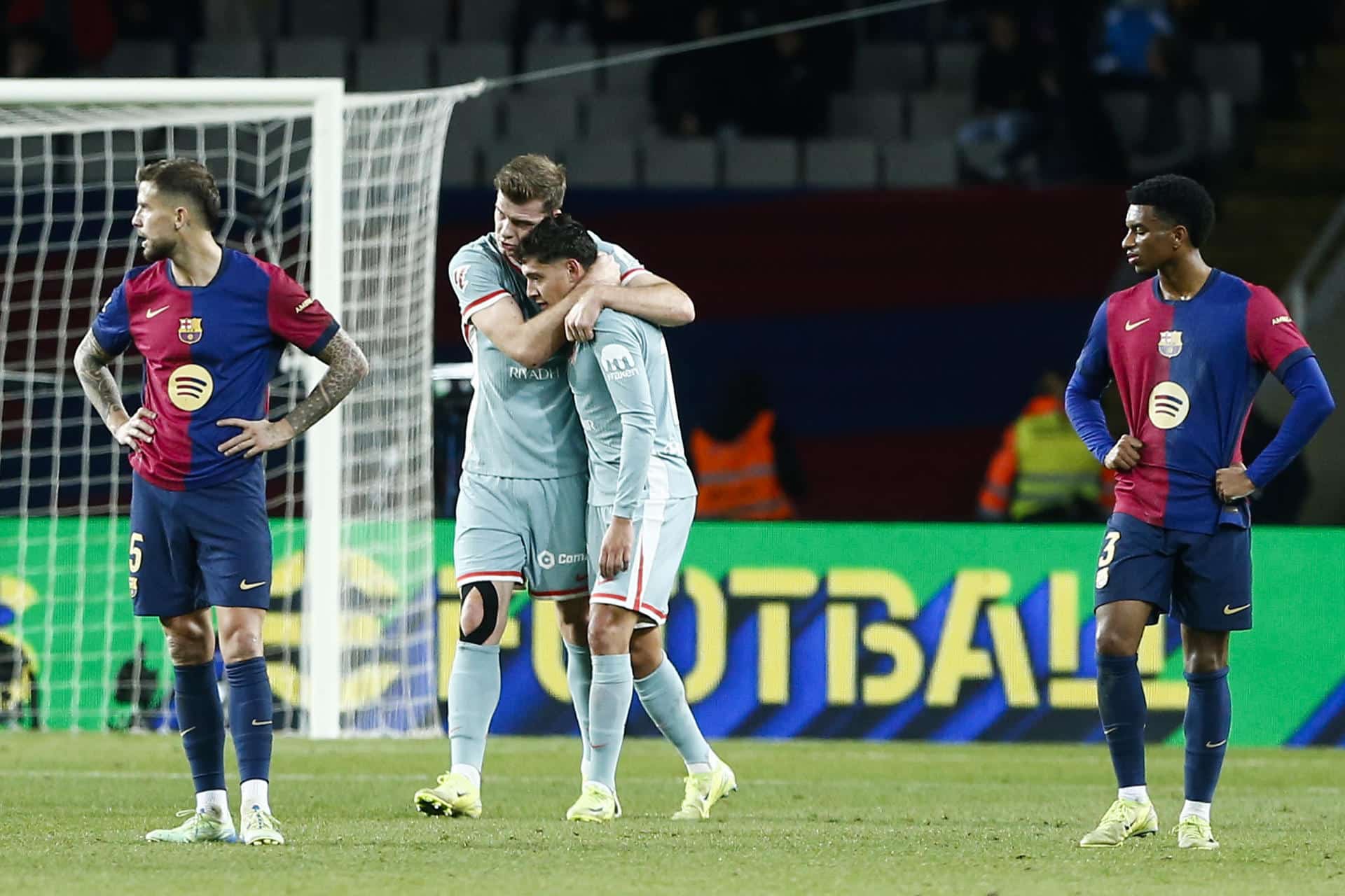 El delantero noruego del Atlético de Madrid Alexander Sørloth (2i) celebra con Nahuel Molina su gol durante el partido de la jornada 18 de LaLiga ante el FC Barcelona. EFE/Quique García