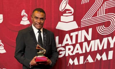 Fotografía cedida por Minaya PR del cantante dominicano José Alberto 'El canario' posando con el galardón de su Latin Grammy al Mejor Álbum Tropical Tradicional. EFE/ Minaya PR /SOLO USO EDITORIAL/SOLO DISPONIBLE PARA ILUSTRAR LA NOTICIA QUE ACOMPAÑA (CRÉDITO OBLIGATORIO)