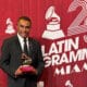 Fotografía cedida por Minaya PR del cantante dominicano José Alberto 'El canario' posando con el galardón de su Latin Grammy al Mejor Álbum Tropical Tradicional. EFE/ Minaya PR /SOLO USO EDITORIAL/SOLO DISPONIBLE PARA ILUSTRAR LA NOTICIA QUE ACOMPAÑA (CRÉDITO OBLIGATORIO)