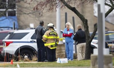 Vista del personal de emergencia después de un tiroteo en una escuela cristiana el 16 de diciembre de 2024 en Wisconsin (EE.UU.). EFE/EPA/JEFFERY PHELPS