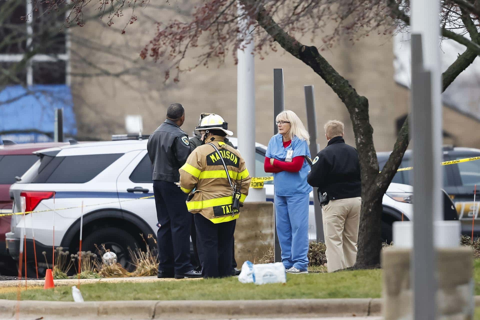 Vista del personal de emergencia después de un tiroteo en una escuela cristiana el 16 de diciembre de 2024 en Wisconsin (EE.UU.). EFE/EPA/JEFFERY PHELPS