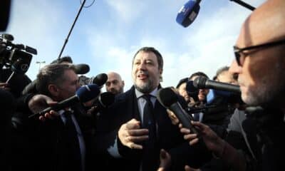 El vicepresidente de Italia, Matteo Salvini, se dirige a los medios de comunicación en Roma, este viernes. Los jueces del Tribunal de la ciudad de Palermo (sur) se retiraron este viernes a deliberar la sentencia del juicio a Matteo Salvini, imputado por bloquear el desembarco de los inmigrantes rescatados en 2019 por la ONG española Open Arms. EFE/ Igor Petyx