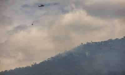 Un helicoptero sobrevuela los incendios del sureste de Australia. 
EFE/EPA/DIEGO FEDELE AUSTRALIA AND NEW ZEALAND OUT