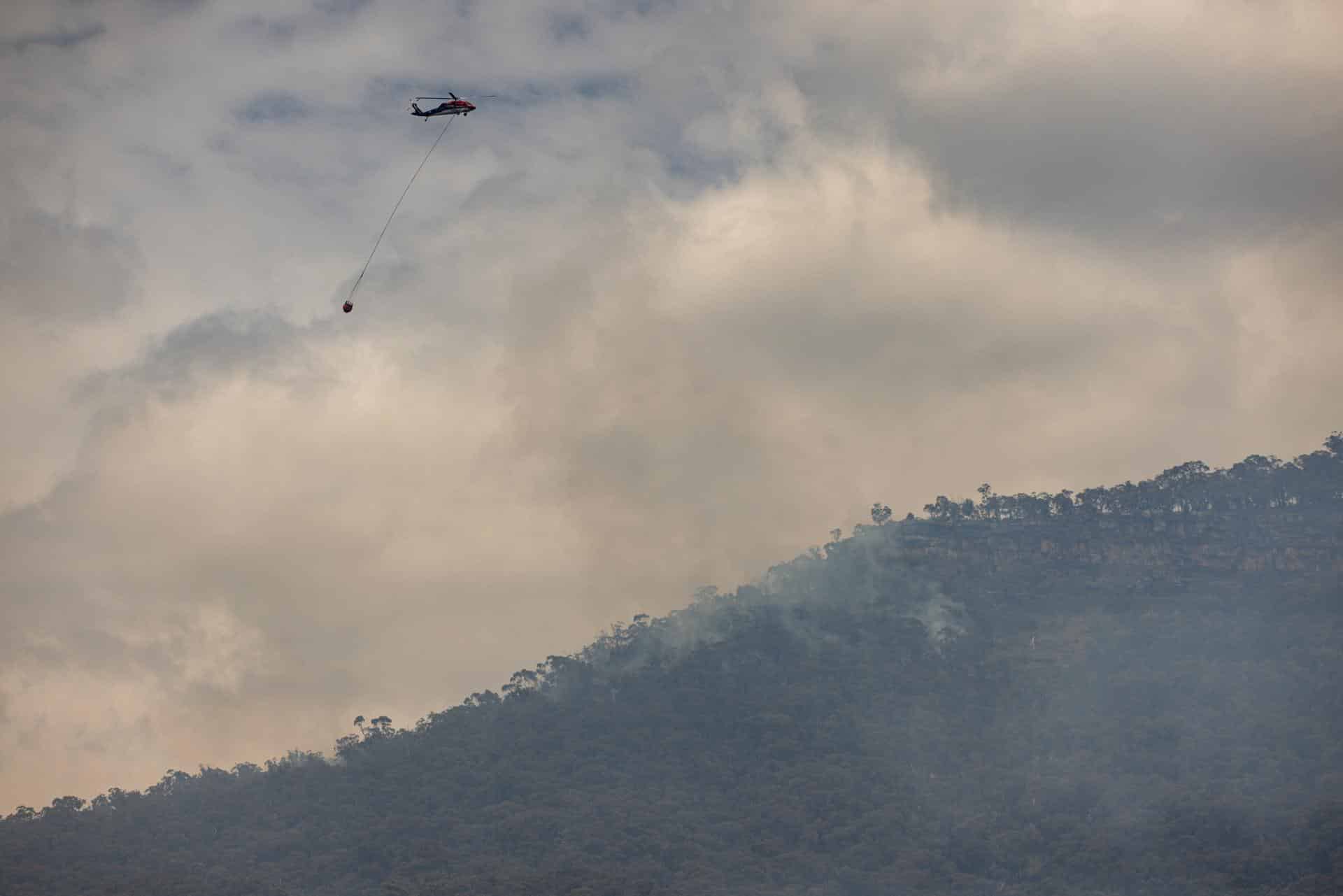 Un helicoptero sobrevuela los incendios del sureste de Australia. 
EFE/EPA/DIEGO FEDELE AUSTRALIA AND NEW ZEALAND OUT