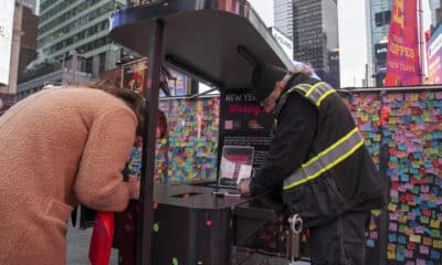 Imagen de archivo de personas que escriben sus deseos para el Año Nuevo en papeletas, en la icónica plaza de Times Square, en Nueva York (EE.UU.). EFE/Ángel Colmenares