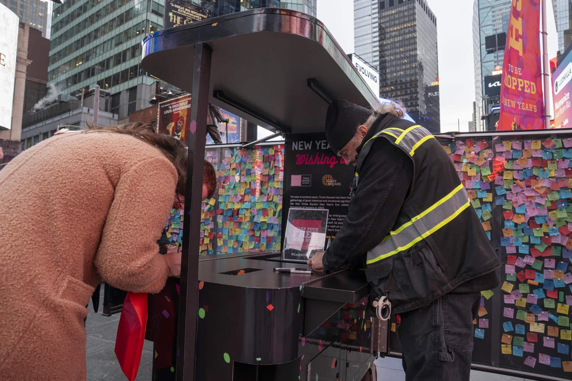 Imagen de archivo de personas que escriben sus deseos para el Año Nuevo en papeletas, en la icónica plaza de Times Square, en Nueva York (EE.UU.). EFE/Ángel Colmenares