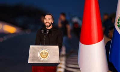 Fotografía cedida por el Gobierno de El Salvador en la que el presidente, Nayib Bukele, habla en San Miguel y pide la confianza de los salvadoreños para permitir la minería metálica, prohibida desde 2017. EFE/Gobierno De El Salvador