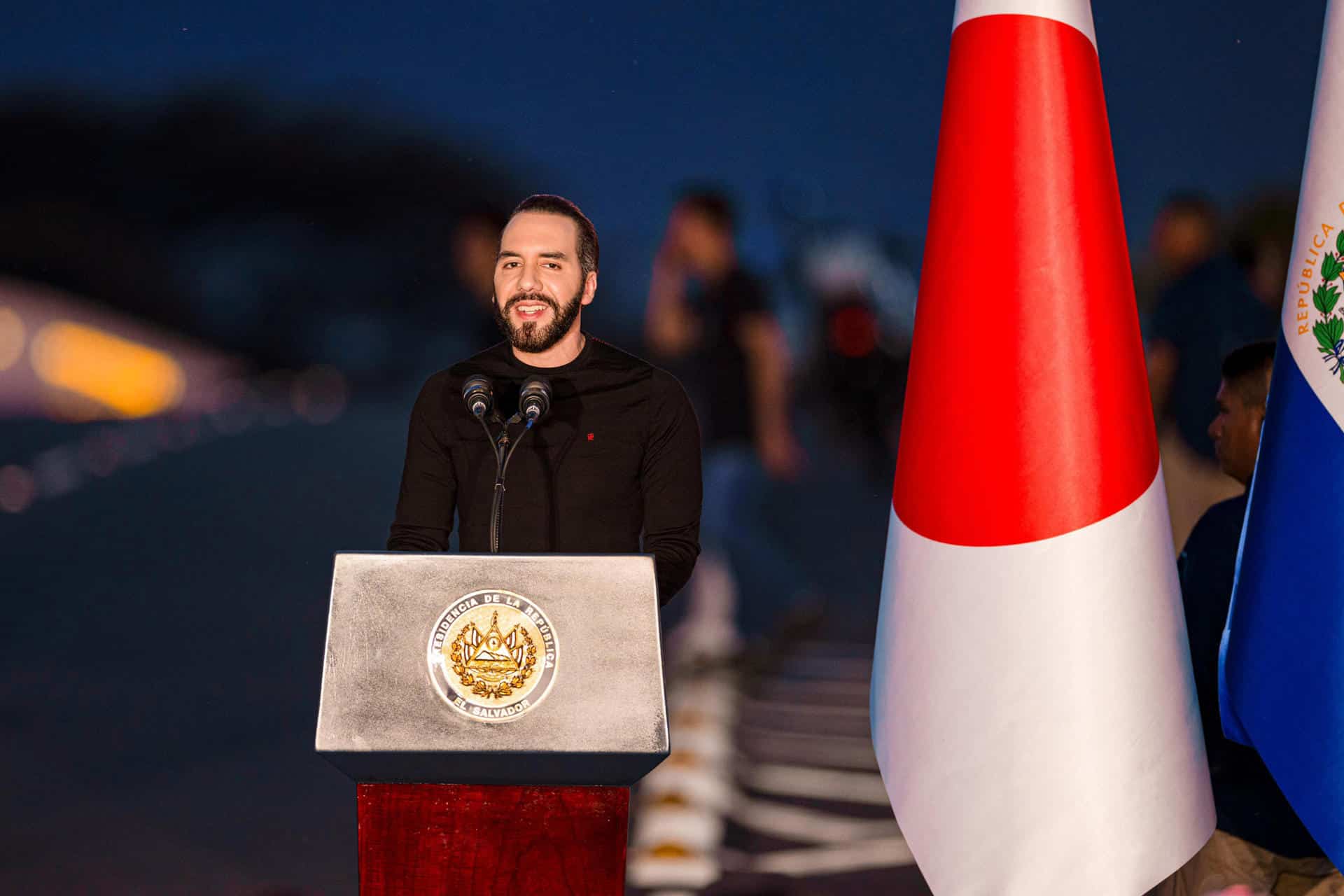 Fotografía cedida por el Gobierno de El Salvador en la que el presidente, Nayib Bukele, habla en San Miguel y pide la confianza de los salvadoreños para permitir la minería metálica, prohibida desde 2017. EFE/Gobierno De El Salvador